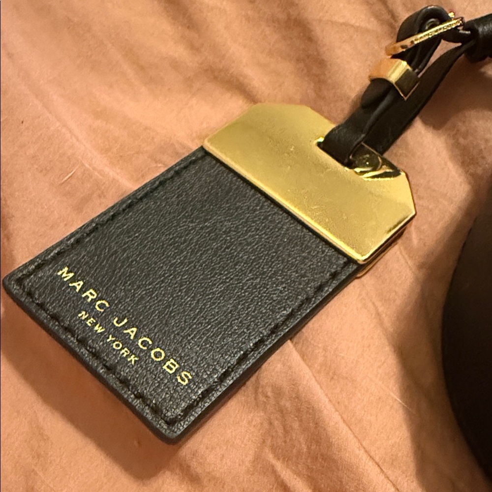 Marc Jacobs Elegant Black Crossbody Bag - Picture 2 of 5